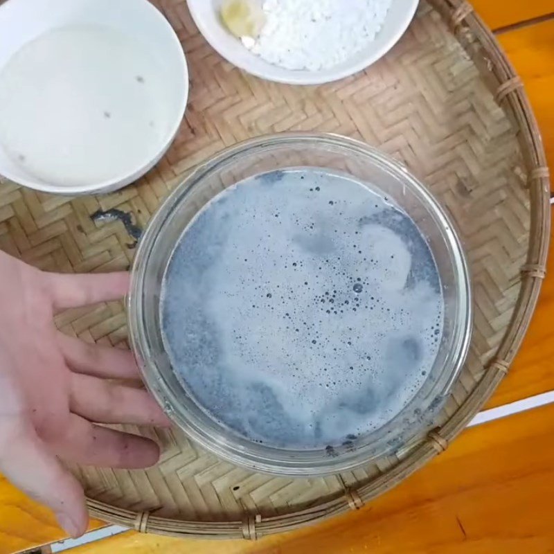 Xay và lọc mè đen nguyên chất cho món chè mè đen bổ dưỡng