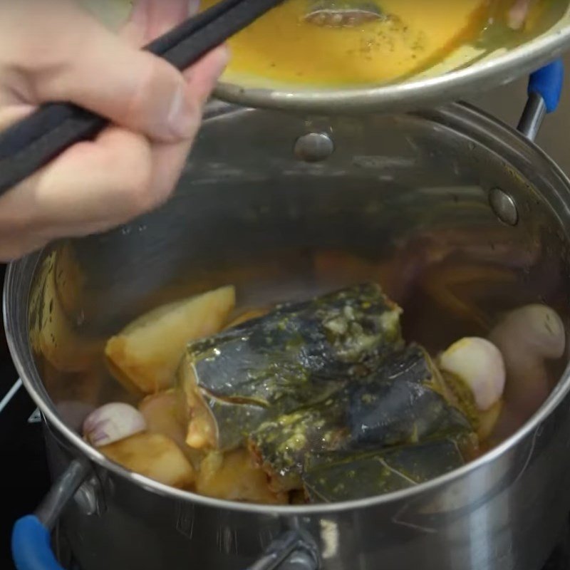 Xếp cá trê đã ướp vào nồi để om riềng mẻ