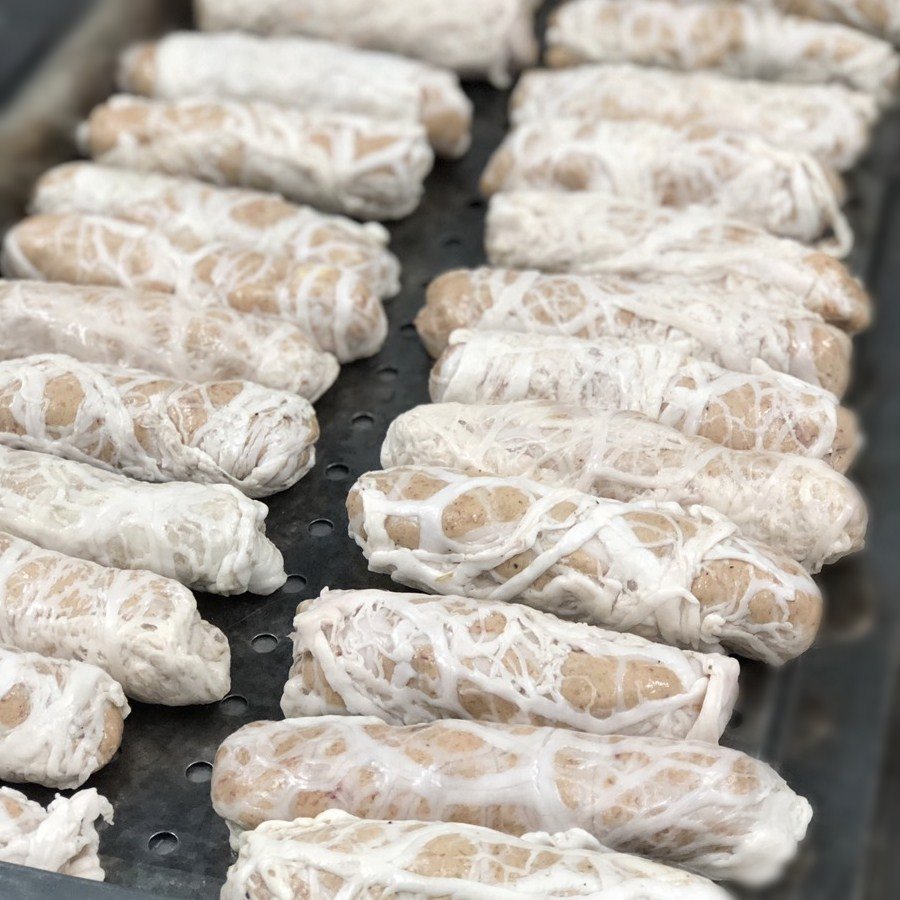 Xếp đều các miếng thịt bò cuốn mỡ chài vào nồi chiên không dầu