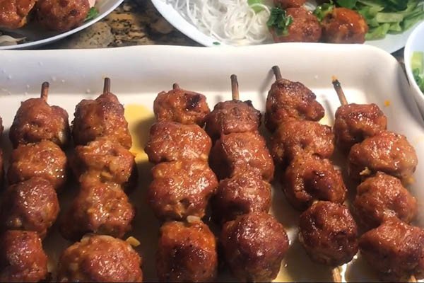 Xiên thịt xay nướng vàng ruộm trên vỉ, sẵn sàng để thưởng thức