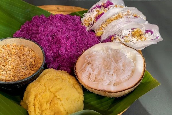 Xôi cẩm tím nước cốt dừa ăn cùng đậu xanh, muối mè và bánh tráng