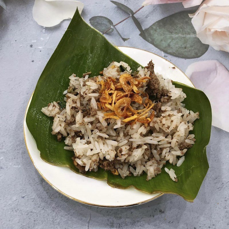 Xôi chim bồ câu được trình bày đẹp mắt cùng dưa góp và rau thơm