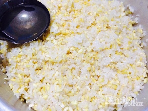 Xôi đậu xanh đang được hấp cách thủy trong chõ, đảm bảo chín đều và dẻo thơm