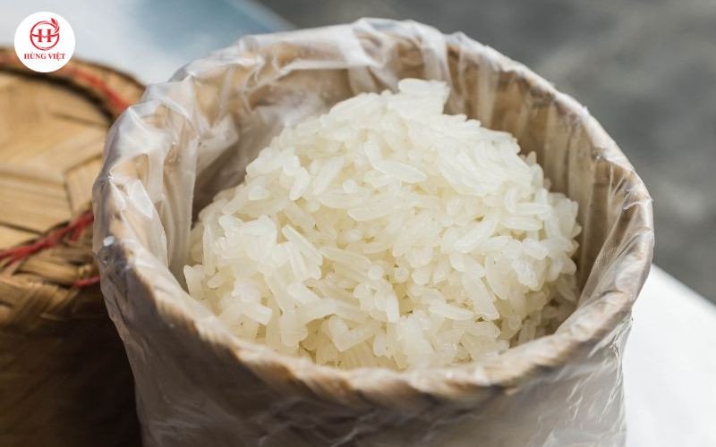 Xôi được bảo quản trong hộp kín, giữ cho xôi dẻo lâu và tươi ngon