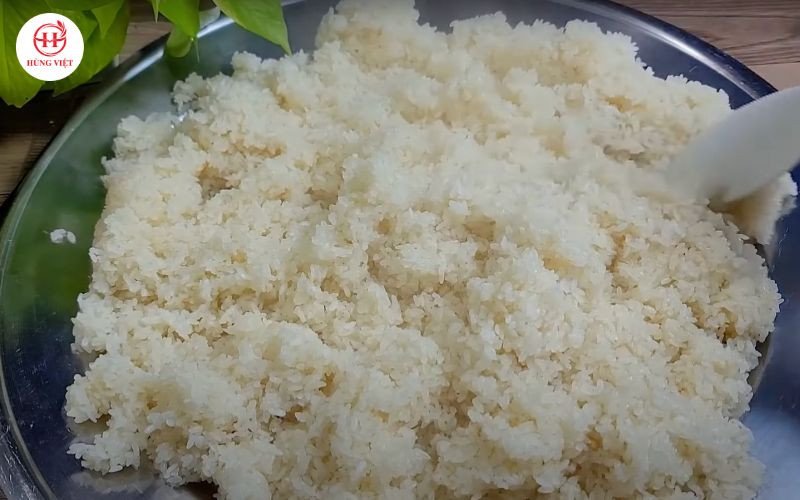 Xôi được dàn đều làm nguội, chuẩn bị cho lần hấp tiếp theo để xôi không bị cứng