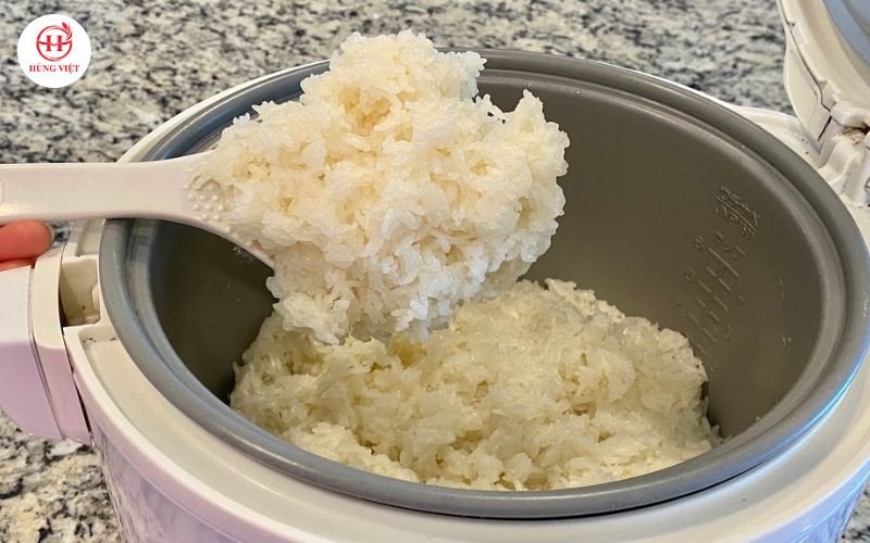 Xôi được giữ trong nồi ủ ấm, mẹo để xôi không bị cứng khi để lâu