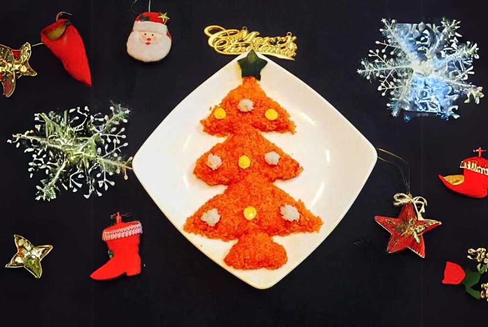 Xôi gấc tạo hình cây thông Noel, điểm xuyết hạt lựu, thích hợp cho dịp lễ hội.