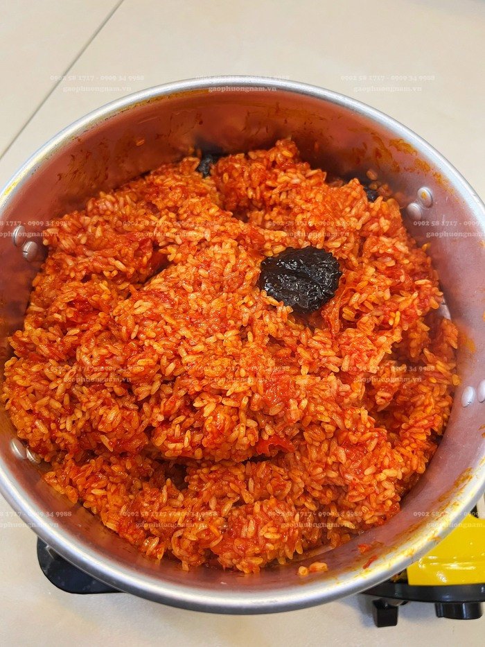 Xôi gấc thành phẩm sau khi hấp bằng xửng, dẻo thơm hấp dẫn