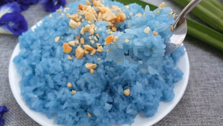 Xôi hoa đậu biếc tím biếc hấp dẫn trên đĩa, sẵn sàng thưởng thức