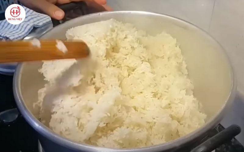 Xôi mặn được trình bày hấp dẫn với nhiều topping