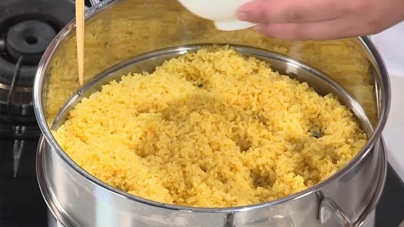 Xửng hấp xôi đậu xanh nước cốt dừa trên bếp lửa vừa