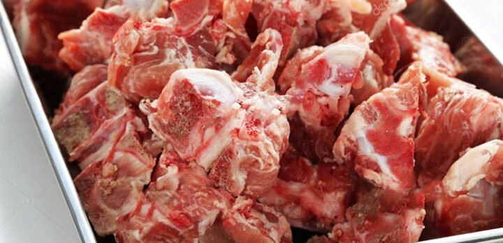 Xương heo đã được chặt nhỏ và rửa sạch trước khi chế biến