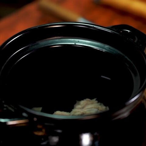 Xương heo đang luộc sơ