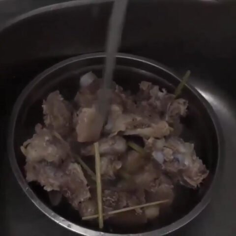 Xương heo tươi ngon chuẩn bị nấu bánh canh