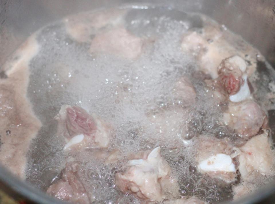 Xương heo và lưỡi được sơ chế sạch sẽ để nấu nước dùng.