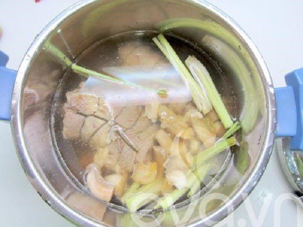 Xương và giò heo đang được hầm, bước quan trọng trong cách nấu bún bò ngon tại nhà.