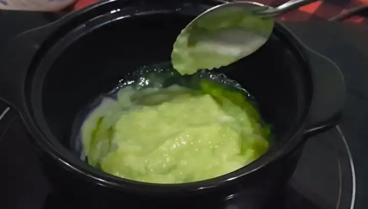 Bước 5: Làm nóng cháo với thịt bò và rau ngót