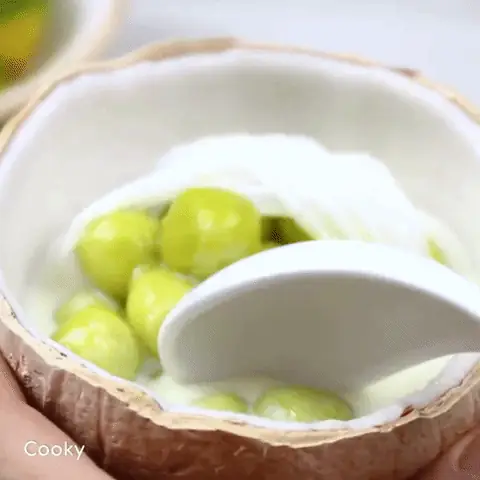 - Bước 3: Hoàn thành món chè bơ cốt dừa