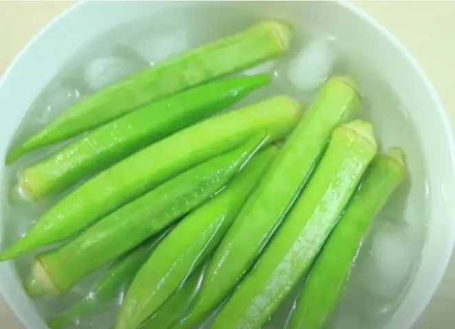 Bước 3: Sơ chế đậu bắp và các nguyên liệu khác