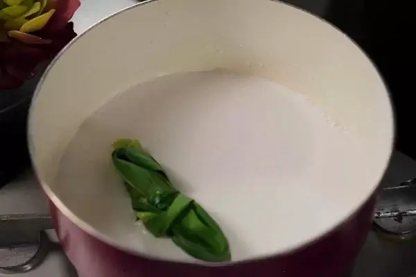 Làm nước cốt dừa