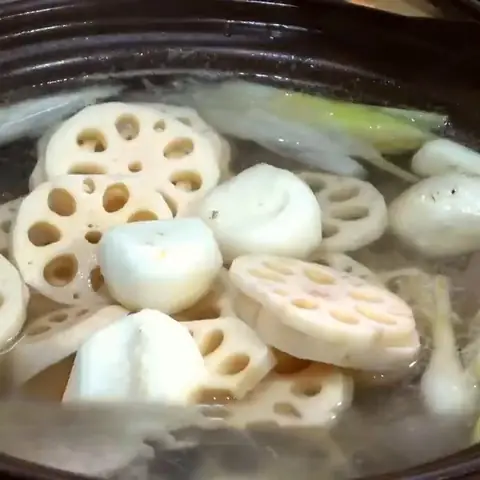 Hầm đuôi heo củ sen củ năng