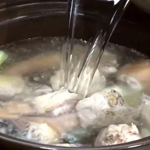 Hầm đuôi heo củ sen củ năng