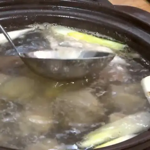 Hầm đuôi heo củ sen củ năng