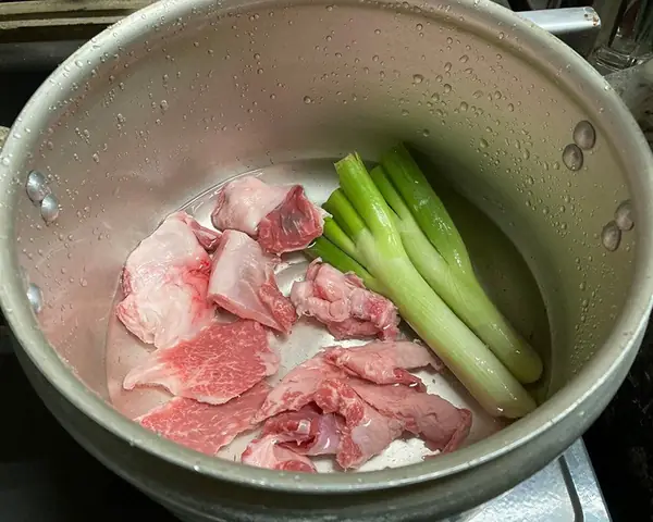 Bước 2: Hầm gân bò