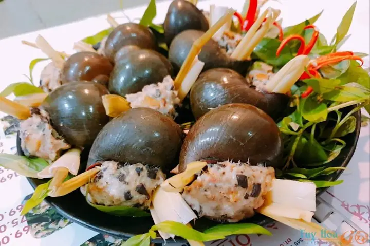 1. Luộc ốc và lấy thịt ốc khỏi vỏ