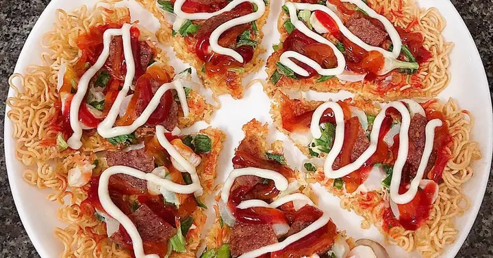 PIZZA EXPRESS – TỔNG HỢP CÔNG THỨC LÀM BÁNH PIZZA MÌ TÔM LẠ MIỆNG (PHẦN 6) – PIZZA MÌ TÔM CÙNG TRỨNG VÀ XÚC XÍCH