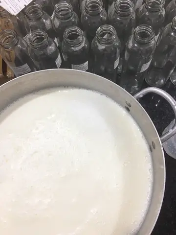 CÁCH NẤU SỮA BÒ TƯƠI MỚI VẮT –  CÓ LỚP VÁNG TỰ NHIÊN TRÊN BỀ MẶT