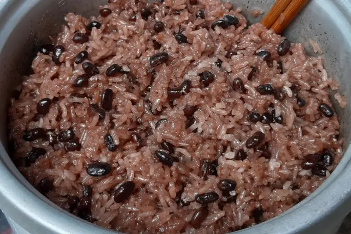 1Cách nấu xôi đậu đen bằng nồi cơm điện