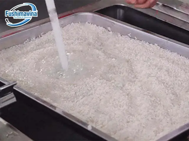 Bước 5: Đong gạo, vo gạo, định lượng nước phù hợp trong khay Bước 5: Đong gạo, vo gạo, định lượng nước phù hợp trong khay