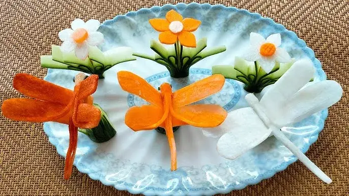 1.10. Tỉa hoa cà rốt thành hình con chuồn chuồn