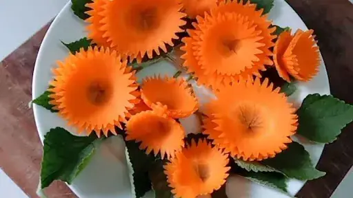 1.7. Tỉa hoa cà rốt thành hình hoa đồng tiền