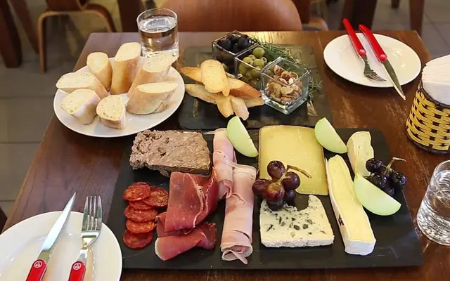 Ẩm Thực Hai Bà Trưng: Top Quán Ăn Ngon & Quán Cà Phê Đáng Thử