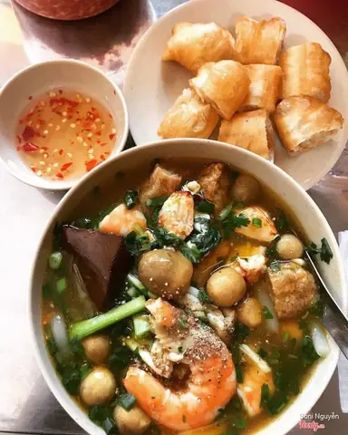 Bánh Canh Cua Dì Năm: Đánh Giá Chi Tiết Quán Ăn Nổi Tiếng Bùi Viện