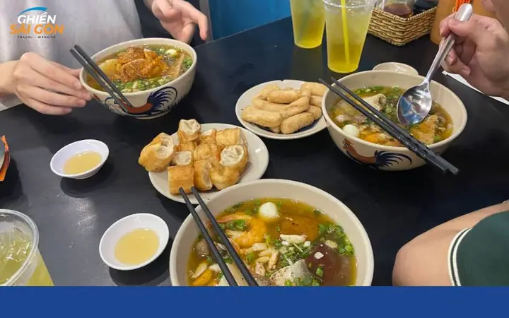 Review Chi Tiết Quán Bánh Canh Cua Út Thảo Quận 1: Trải Nghiệm Thực Tế