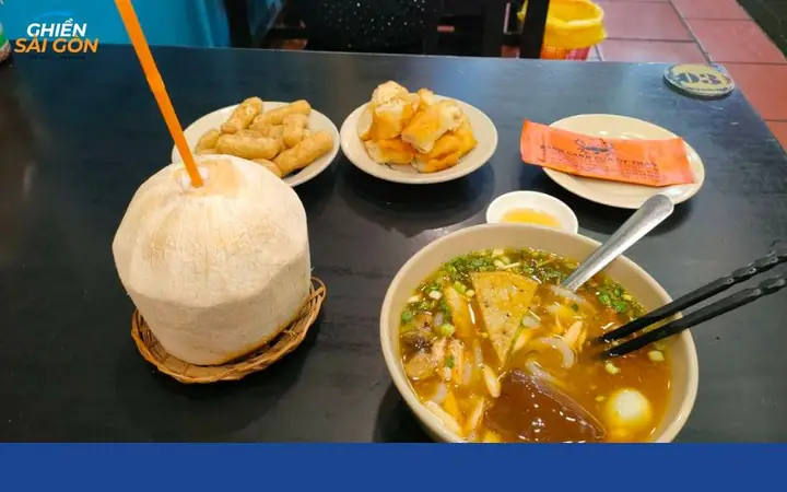 Review Chi Tiết Quán Bánh Canh Cua Út Thảo Quận 1: Trải Nghiệm Thực Tế