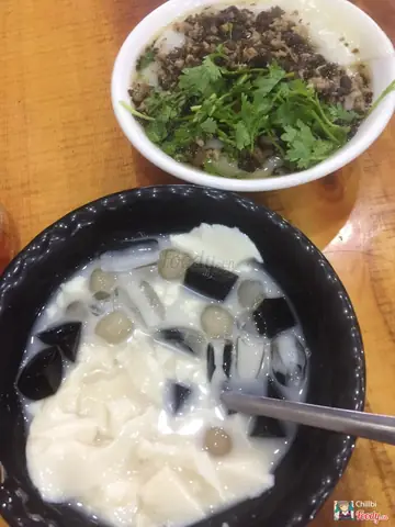 Bánh Đúc Nóng Thanh Tùng: Quán Ăn Vỉa Hè Phải Thử Khi Đến Hà Nội