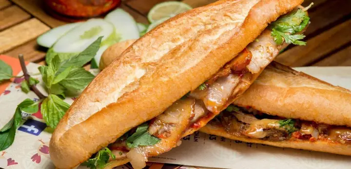 Bánh Mì Pate Cột Đèn Hải Phòng: Đặc Sản Ăn Đêm Béo Ngậy Khó Cưỡng