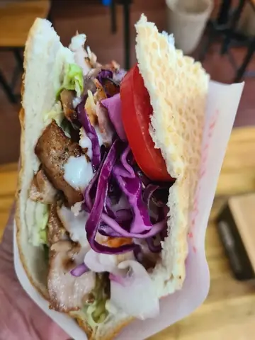 Bánh Mì Đức Long Kebab: Trải Nghiệm Ẩm Thực Fusion Độc Đáo Tại Hà Nội