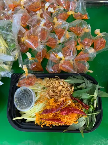 Đánh Giá Chi Tiết Bánh Tráng Trộn Cô Năm: Huyền Thoại Ăn Vặt Sài Gòn Có Đáng Thử?