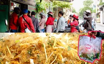 Đánh Giá Chi Tiết Bánh Tráng Trộn Cô Năm: Huyền Thoại Ăn Vặt Sài Gòn Có Đáng Thử?