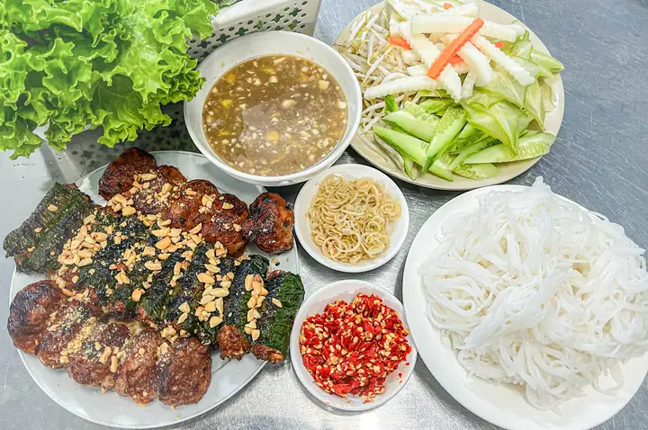 Bò Lá Lốt Đường Ray: Địa Chỉ Ăn Ngon Gần 20 Năm Ở Sài Gòn