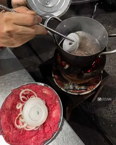 Bò Lá Lốt Đường Ray: Địa Chỉ Ăn Ngon Gần 20 Năm Ở Sài Gòn