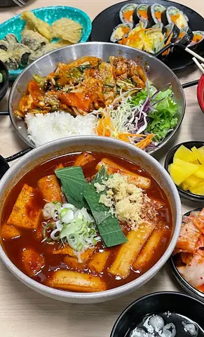 Review Bún Bò Huế Huyền Anh: Vị Huế Chính Thống Giữa Lòng Hà Nội? Review Bún Bò Huế Huyền Anh: Vị Huế Chính Thống Giữa Lòng Hà Nội?