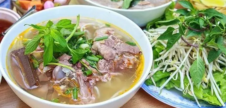 Review Bún Bò Vỹ Dạ Huế: Trải Nghiệm Hương Vị Truyền Thống Miền Trung
