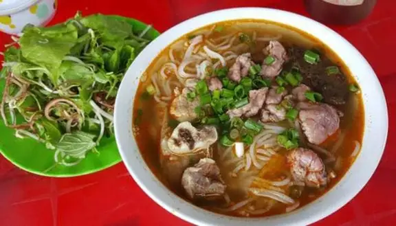 Review Bún Bò Vỹ Dạ Huế: Trải Nghiệm Hương Vị Truyền Thống Miền Trung