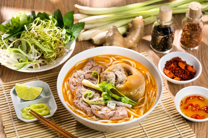 Review Bún Bò Vỹ Dạ Huế: Trải Nghiệm Hương Vị Truyền Thống Miền Trung